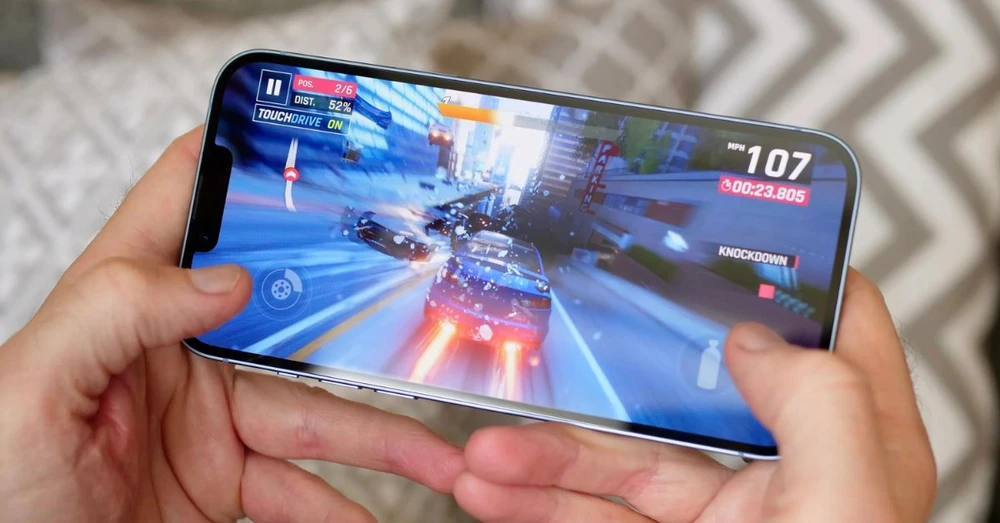 Nên mua điện thoại Android hay iPhone để chơi game?