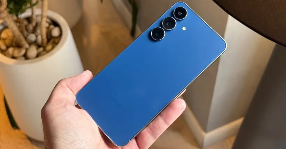 So sánh Samsung S25 FE và Google Pixel 10: Flagship nào dành cho bạn