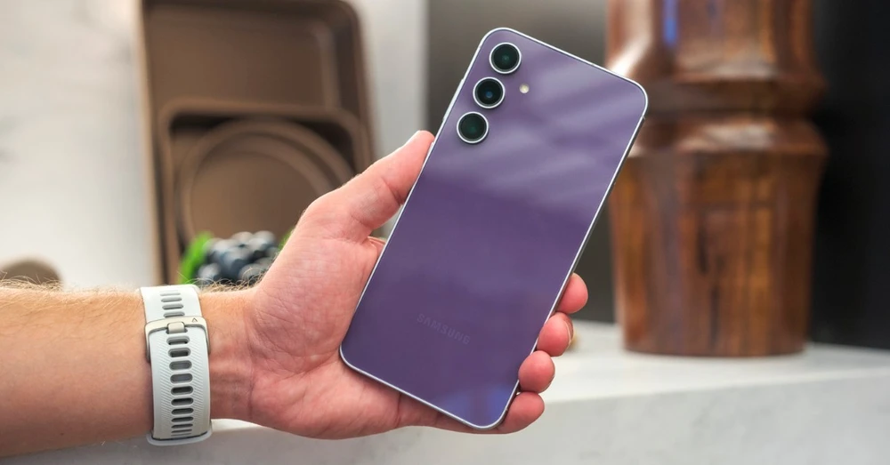 Trên tay Samsung S23 Fe: Thiết kế trẻ trung, màn hình 120Hz, 3 camera 50MP