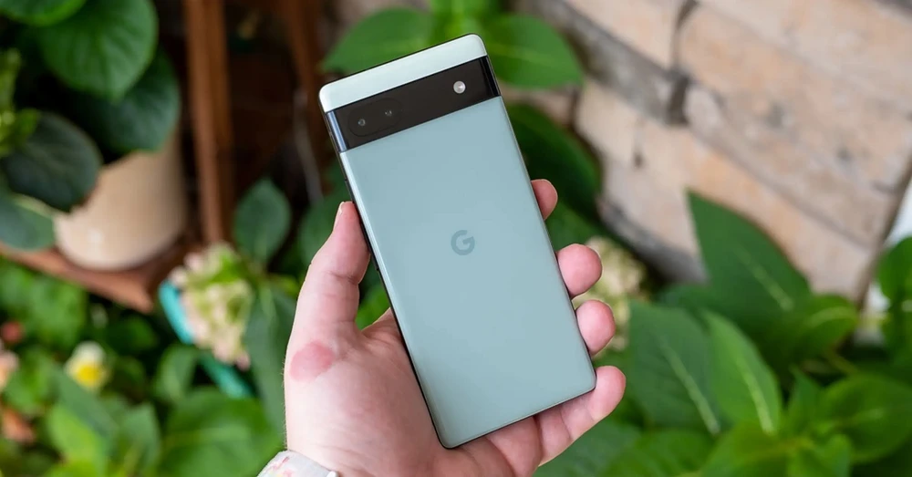 Trên tay Google Pixel 6a: Thiết kế quen thuộc nhưng vô cùng nổi bật