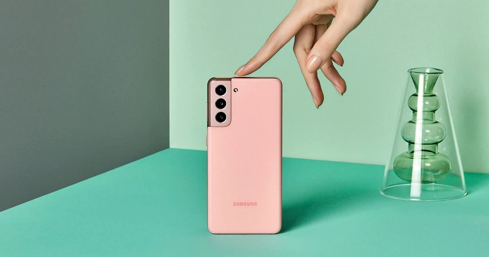 Trên tay Galaxy S21: Mặt lưng nhựa nhưng gọn gàng, nhẹ nhàng vừa tay, quan trọng là thiết kế mới mẻ, đẹp mắt