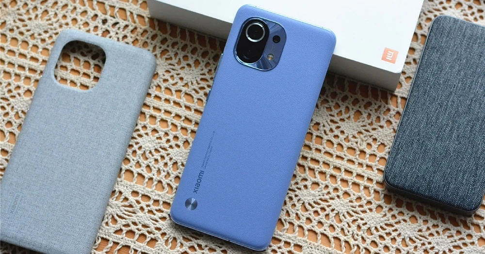 Trên tay Xiaomi Mi 11, thiết kế mới lạ, nổi bật nhất là mặt lưng da và cụm camera độc đáo
