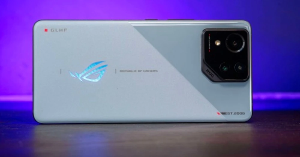 Mở hộp Asus ROG Phone 8: Thiết kế lạ mắt, hiệu năng khủng
