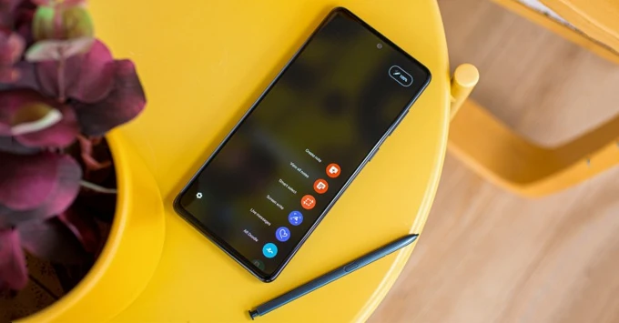 ​So sánh iPhone SE 2020 và Galaxy Note 10 Lite: Cuộc chiến gây cấn từ 2 flagship giá rẻ