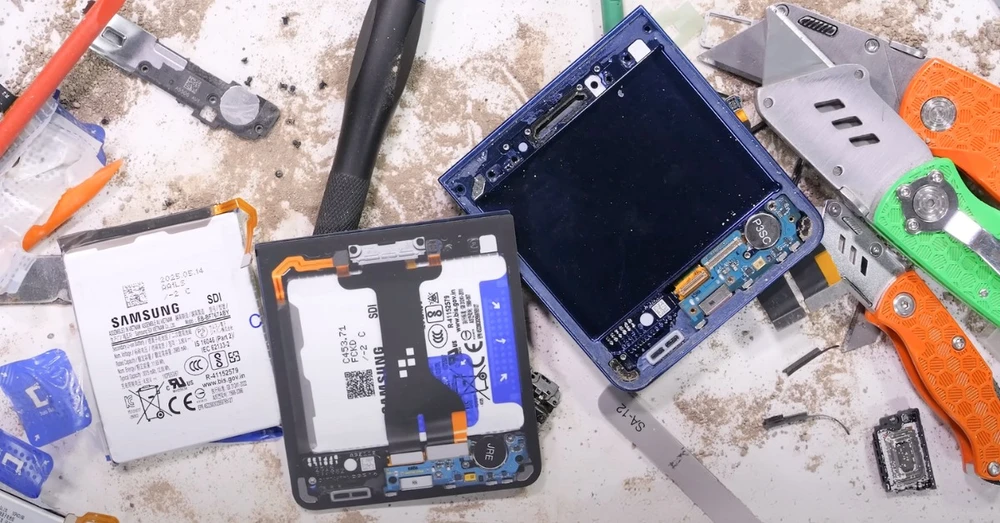 Tháo rời Galaxy Z Flip 7: Khả năng sửa chữa được cải tiến