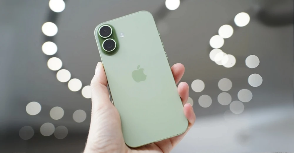 Hình ảnh iPhone 17 thực tế: Vẫn camera dọc nhưng đã có màn hình 120Hz