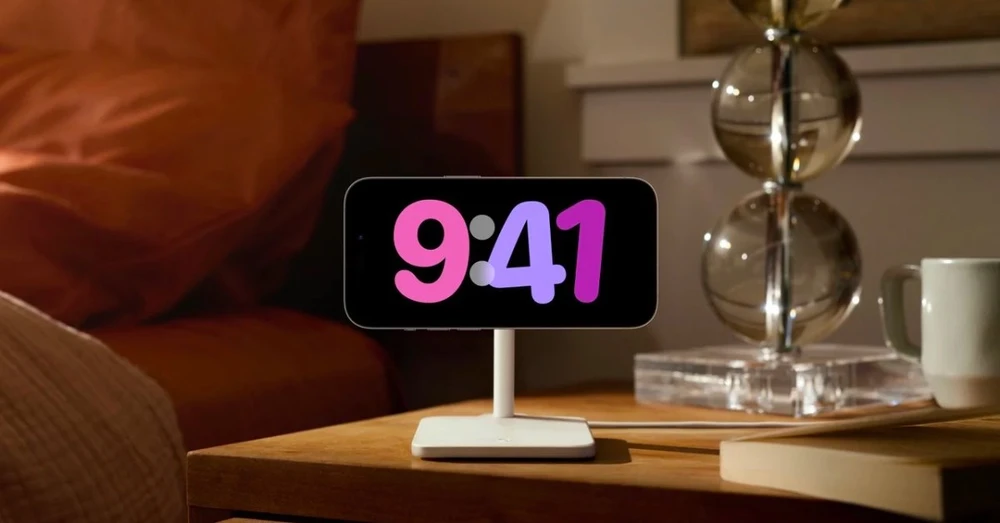 Cách bật tính năng StandBy, biến iPhone thành một chiếc đồng hồ!