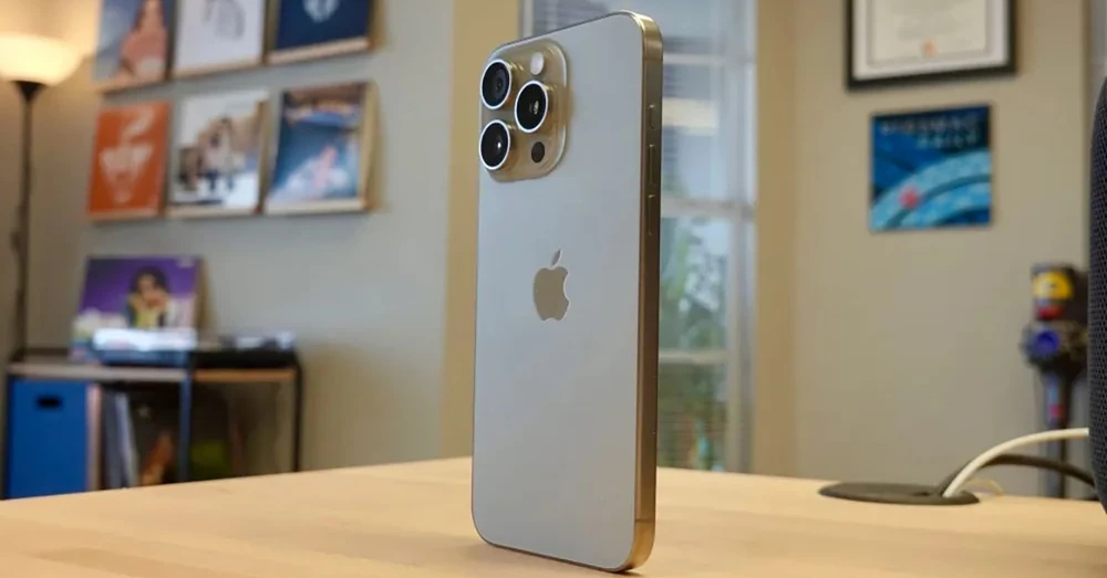 iPhone 15 Pro Max bản Mỹ có khe SIM không?