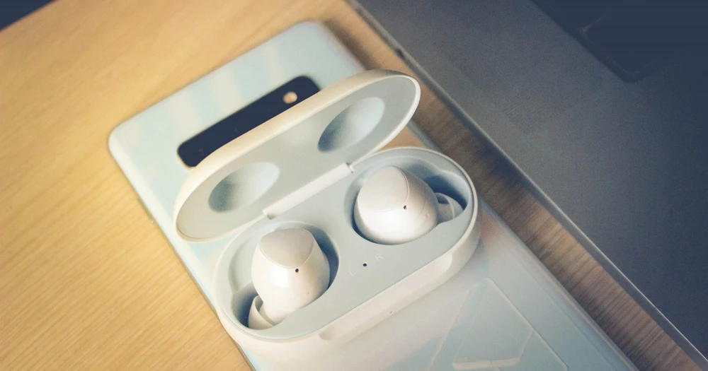 Samsung Galaxy Buds và AirPods 2: Bạn chọn tai nghe không dây nào?