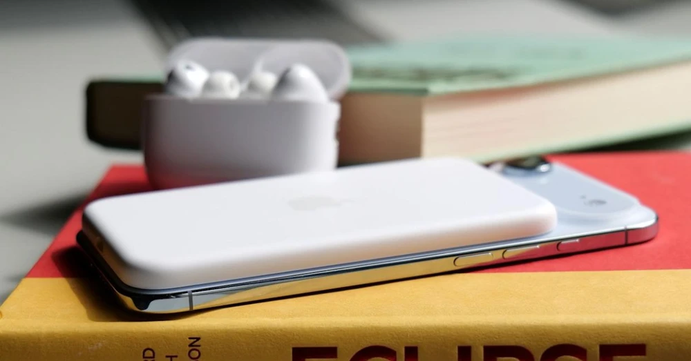 'Mổ bụng' pin MagSafe cho iPhone Air: Bên trong có gì thú vị?