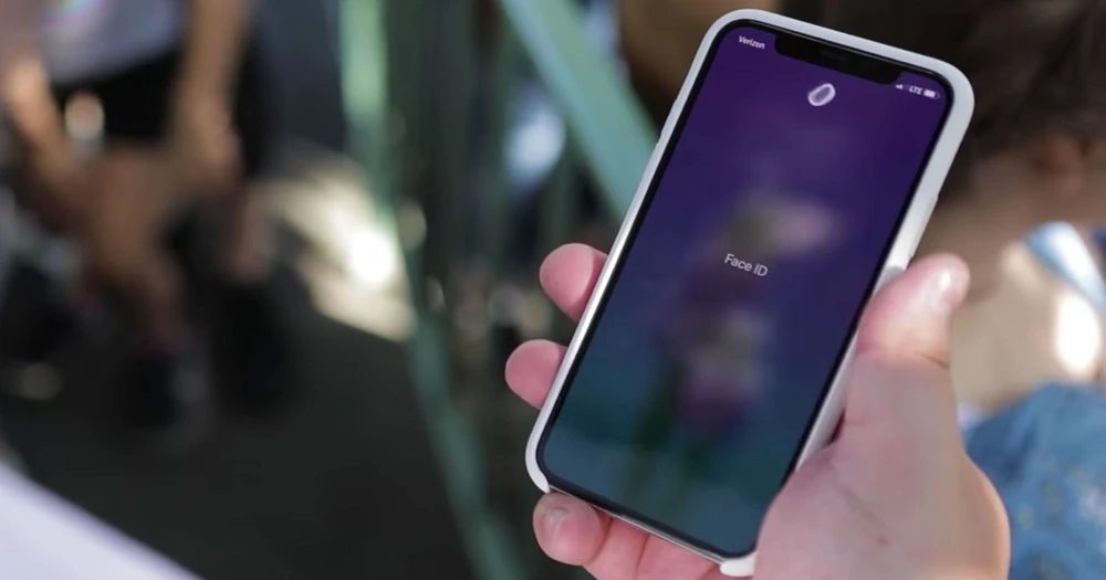 Apple giải thích cho việc Face ID không hoạt động với kính râm