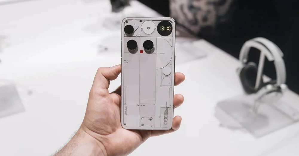 Nothing Phone (3) ra mắt: Thiết kế Glyph Matrix, Snapdragon 8s Gen 4 và pin 5.150 mAh