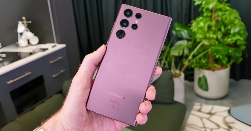 Chiêm ngưỡng Galaxy S22 Ultra màu đỏ Burgundy đẹp tuyệt vời