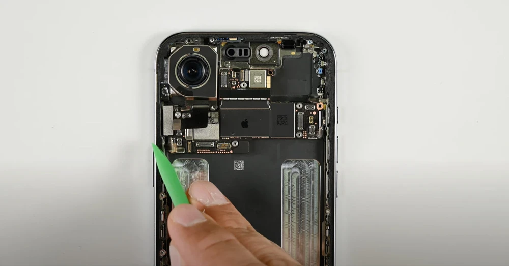 Tháo rời iPhone Air: Bất ngờ với khả năng sửa chữa