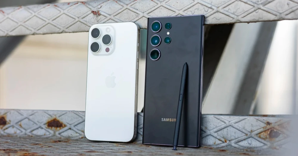 So sánh iPhone 15 Pro Max và Samsung S23 Ultra: Mua flagship nào năm 2026?