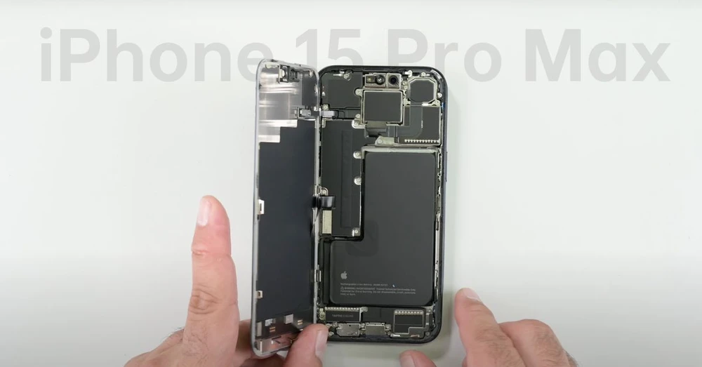 Hình ảnh 'mổ bụng' iPhone 15 Pro Max: Bên trong có gì thú vị?