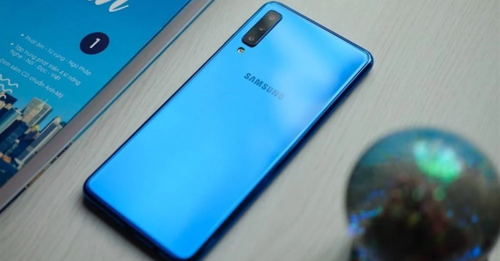 Top 10 điện thoại Samsung 2 SIM giá rẻ, bền bỉ nhất 2025