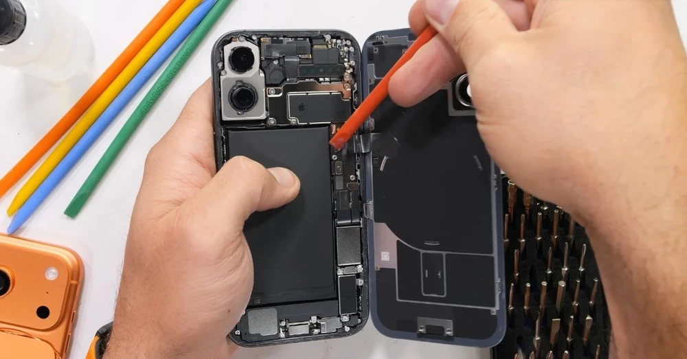 Mổ bụng iPhone 17: Quy trình tháo rời quen thuộc, giá linh kiện sửa chữa vẫn cao