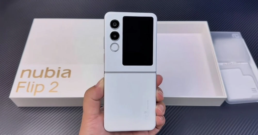 Chiếc điện thoại gập giá rẻ ZTE Nubia Flip 2 có gì đáng 'xuống tiền'?