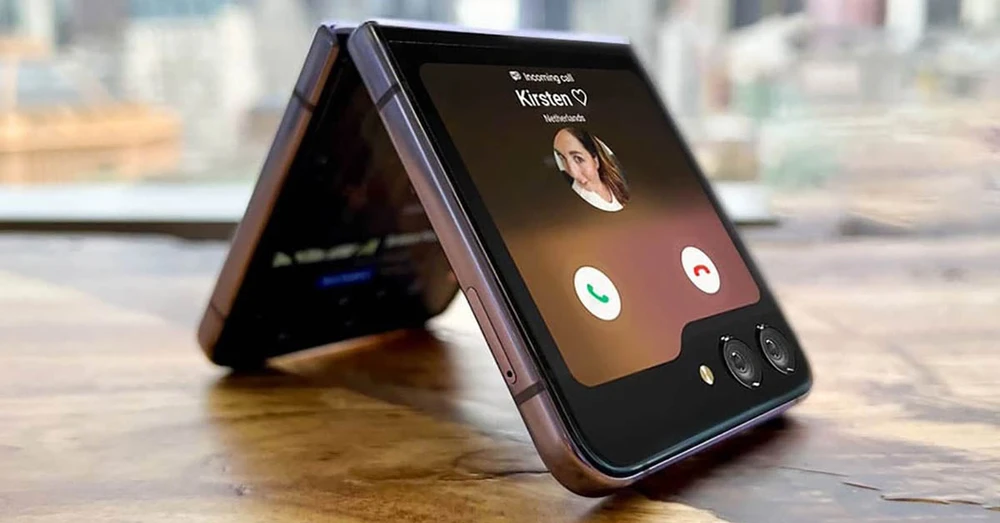 Galaxy Z Flip 5 sẵn sàng đối đầu với Motorola Razr Plus trong những hình ảnh thực tế mới bị rò rỉ