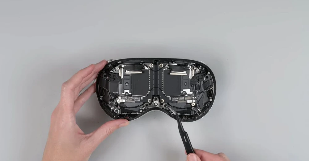Hình ảnh 'mổ bụng' Apple Vision Pro: Bên trong có gì đặc biệt?