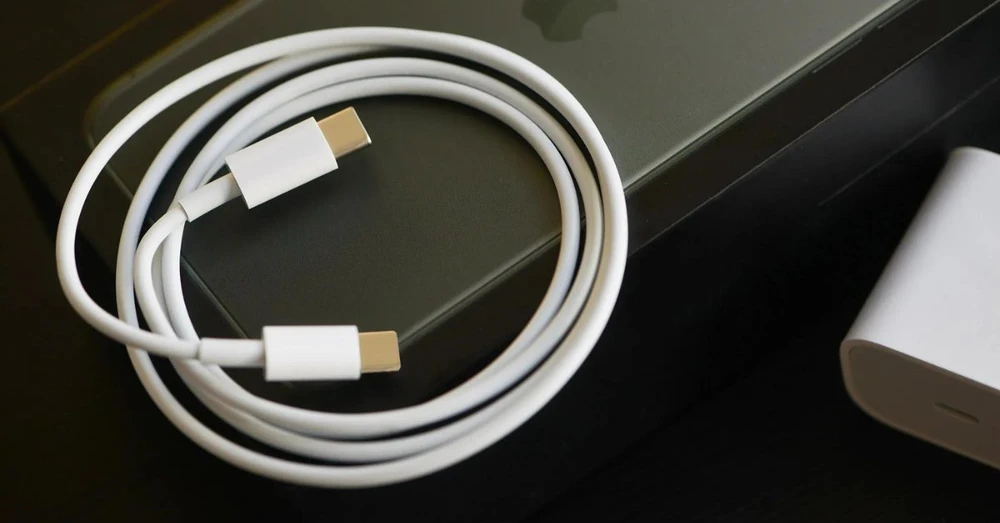 iPhone 14 Pro Max dùng sạc gì? Sạc nhanh có an toàn không?