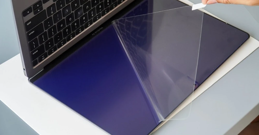 Có nên dán màn hình Macbook không? Ưu nhược điểm là gì?