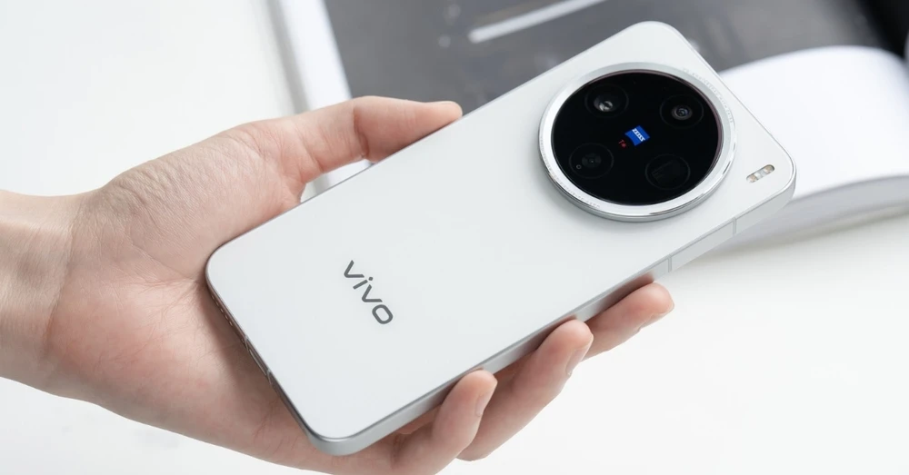 Vivo X300 Pro Mini rò rỉ cấu hình: Pin 7.000 mAh, màn hình phẳng, cảm biến vân tay siêu âm