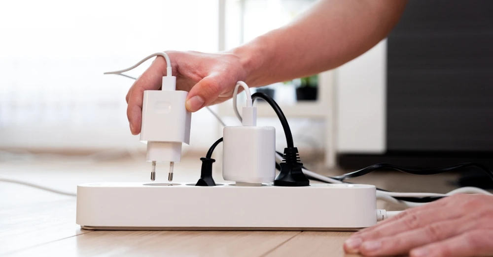 Góc hỏi đáp: Cắm cục sạc liên tục vào ổ điện có sao không?
