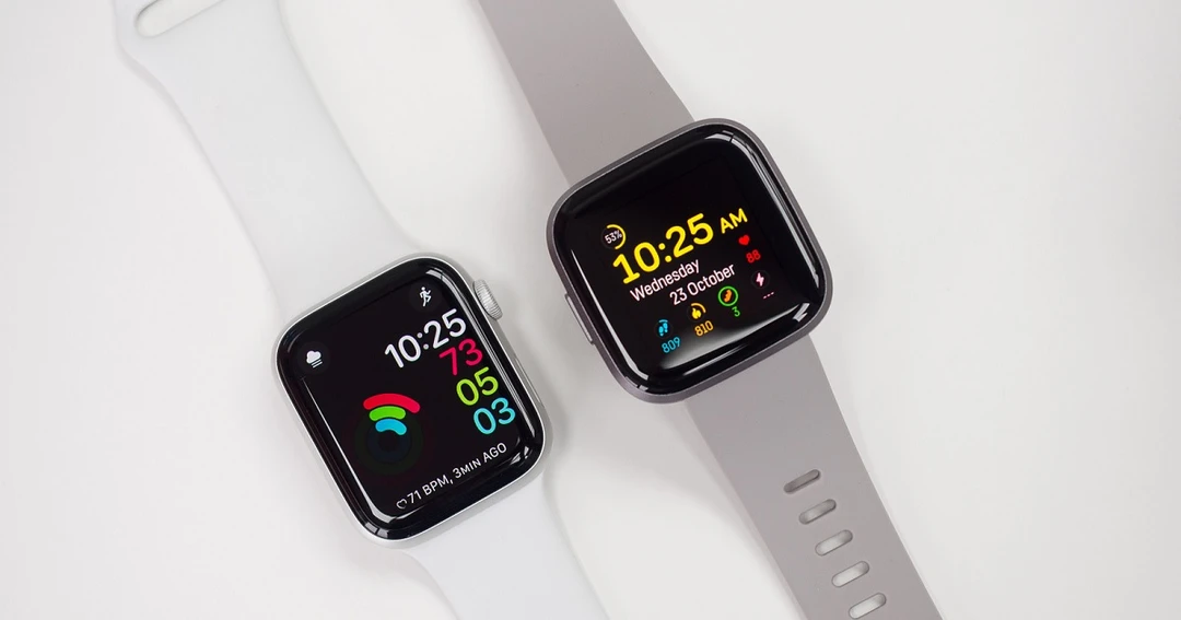 So sánh Apple Watch Series 5 và Fitbit Versa 2: Đắt có xắt ra miếng?