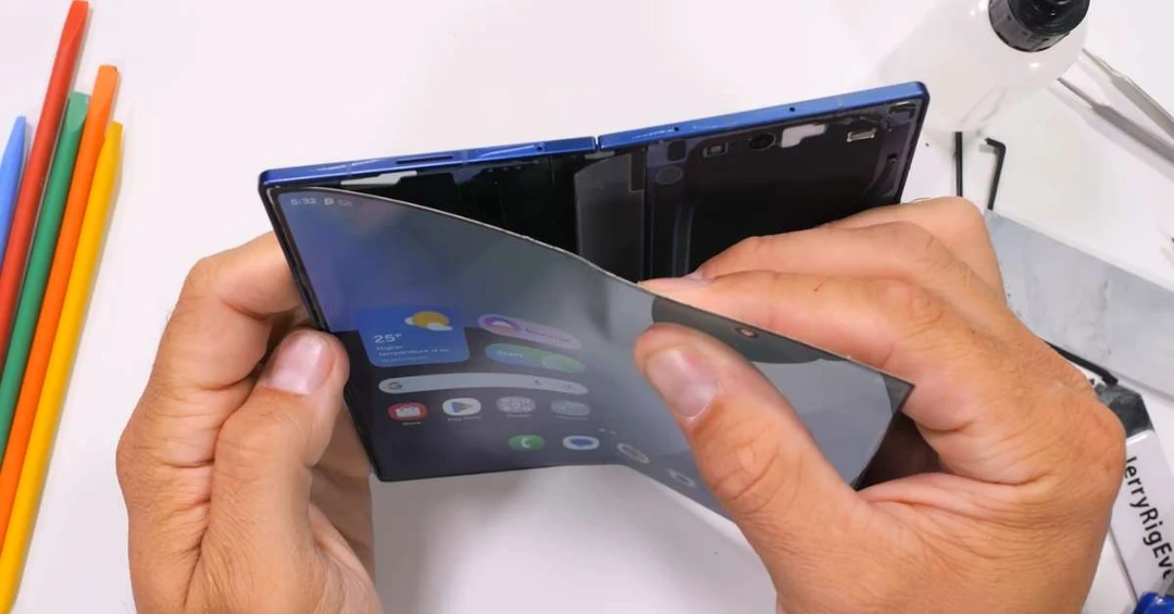 Tháo rời Galaxy Z Fold 7: Hé lộ những chi tiết thú vị về vật liệu cao cấp