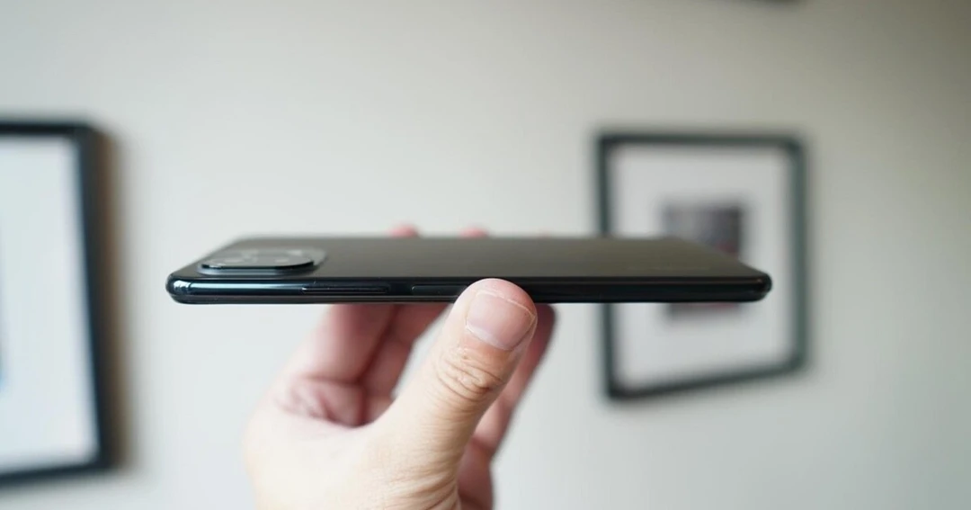 Trên tay Xiaomi Mi 11 Lite 5G - mẫu smartphone 5G mỏng nhất thế giới