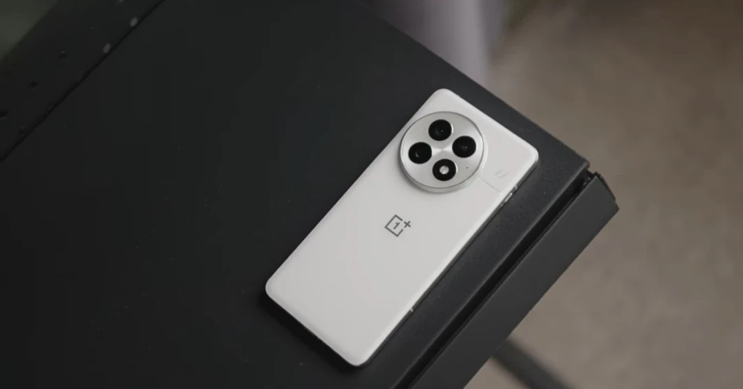 OnePlus 13 bản quốc tế lộ tốc độ sạc không dây đáng thất vọng