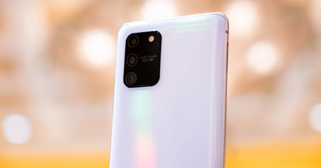So sánh Galaxy S10 Lite và S10e: Hai em út S10 tranh ngôi cao thấp