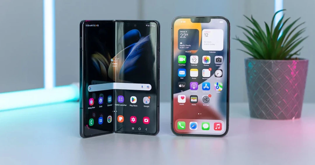 So sánh Samsung Z Fold 4 và iPhone 13 Pro Max: Flagship nào hấp dẫn hơn?