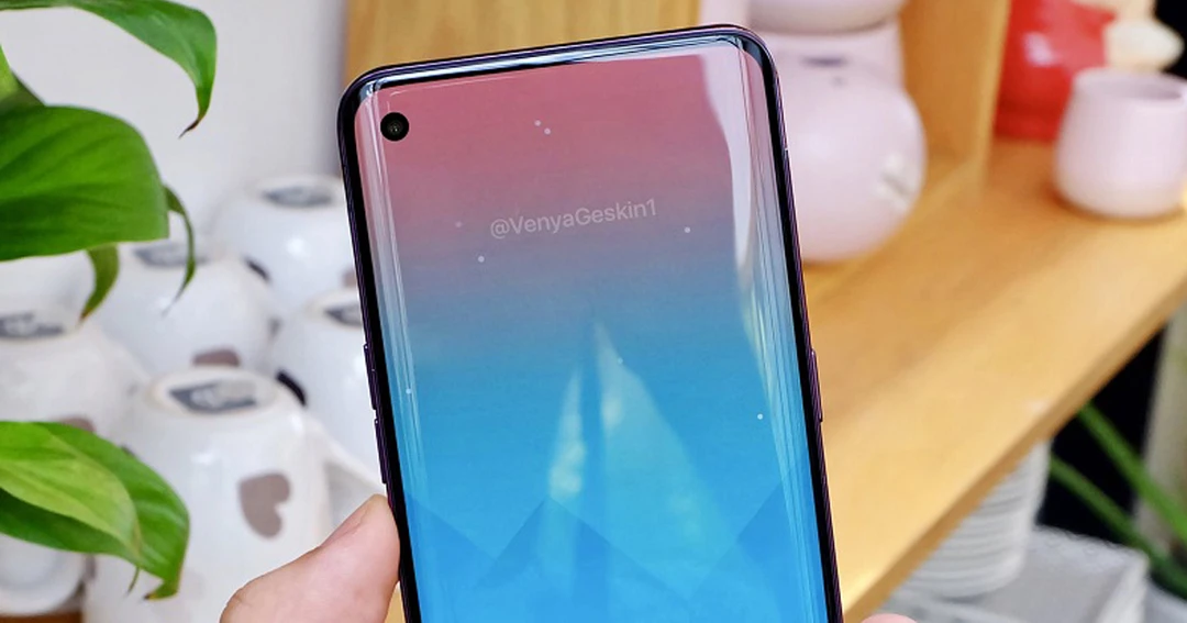 Học theo Galaxy A8s, loạt smartphone sẽ ra mắt với màn hình nốt ruồi
