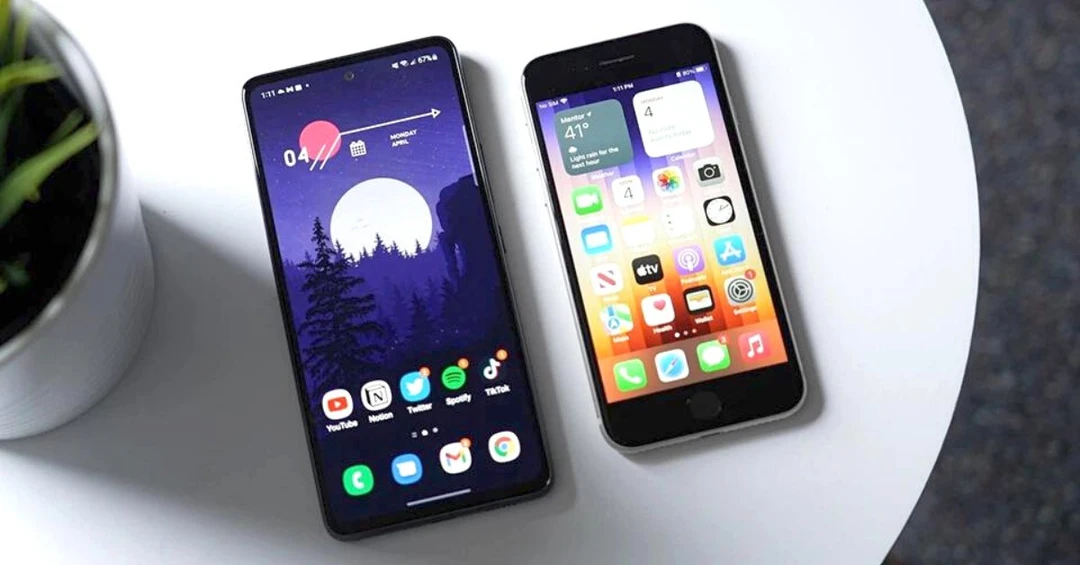 So sánh Galaxy A54 5G và iPhone SE 2020: Siêu phẩm nào đáng mua?