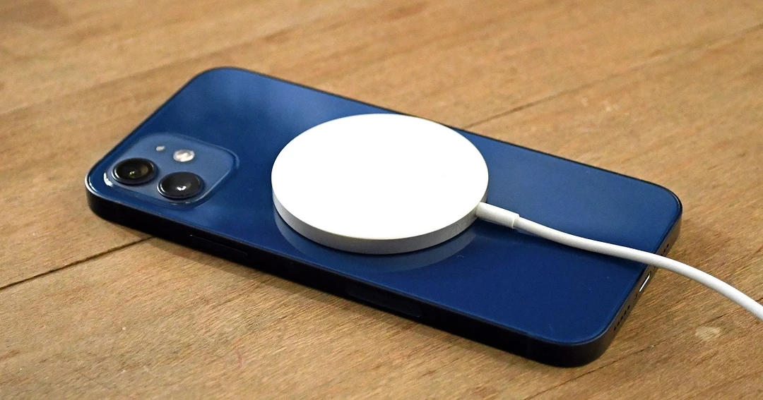 iPhone 12 có sạc không dây không? Hướng dẫn cách sạc không dây iPhone 12 đúng chuẩn