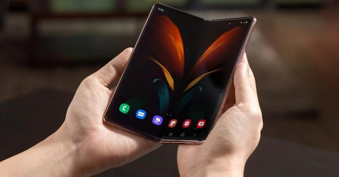 Phiên bản Galaxy Z Fold 2 của Trung Quốc có kích thước lớn hơn một chút so với phiên bản quốc tế