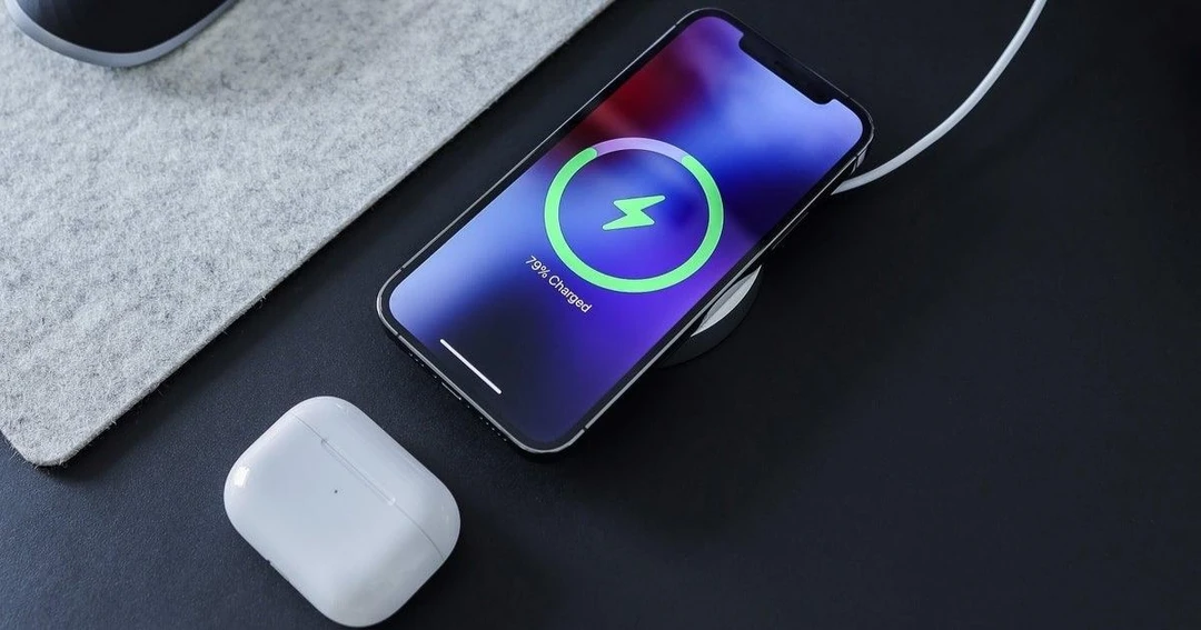 Có nên đầu tư sạc không dây cho iPhone? Ưu nhược điểm sạc không dây