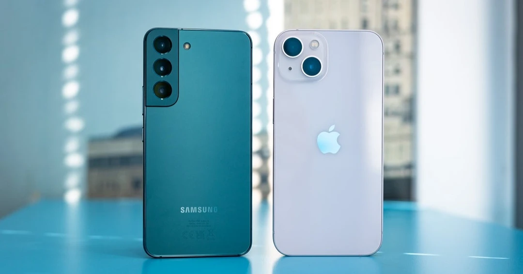 So sánh Samsung Galaxy S22 và iPhone 13: Nên mua mẫu điện thoại nào?