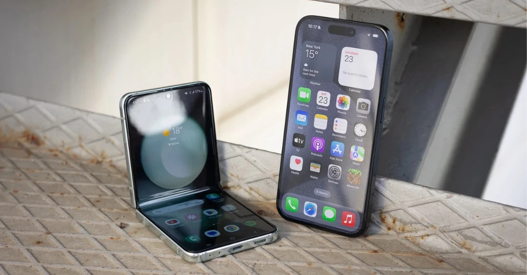 So sánh iPhone 15 Pro và Samsung Z Flip 5: Flagship nào sẽ chiến thắng?