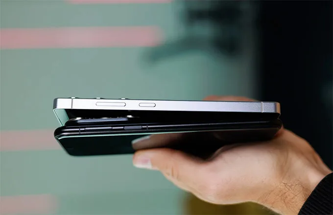 So sánh kích thước cho thấy, Pura 80 Ultra có phần cao hơn nhưng hẹp hơn một chút