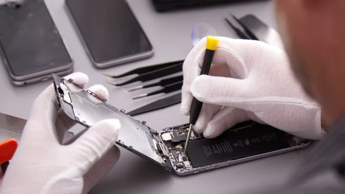 Mang iPhone đến cửa hàng sửa chữa uy tín