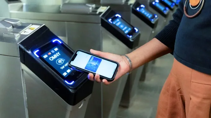 Tại các cổng kiểm soát nhà ga Metro