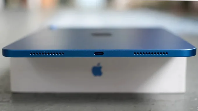So sánh 2 mẫu tablet về dung lượng pin và công nghệ sạc