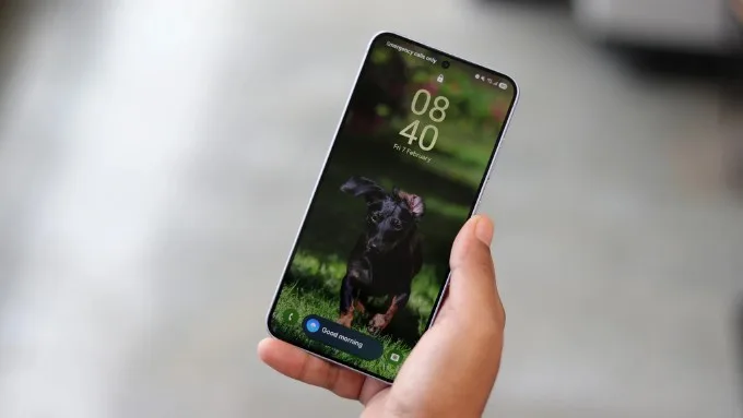 So sánh Galaxy M56 và iPhone 13 về phần mềm