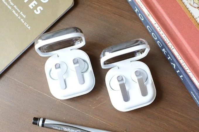 Galaxy Buds 4 Pro (bên trái) và Galaxy Buds 4 (bên phải)
