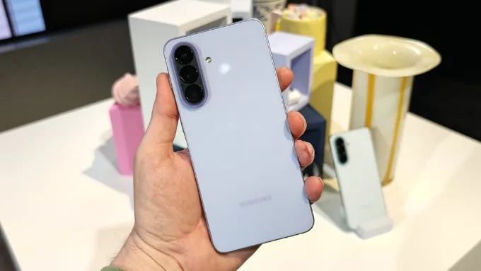 Galaxy A57 sở hữu kích thước tổng thể 161.5 x 76.8 x 6.9 mm và trọng lượng 179g
