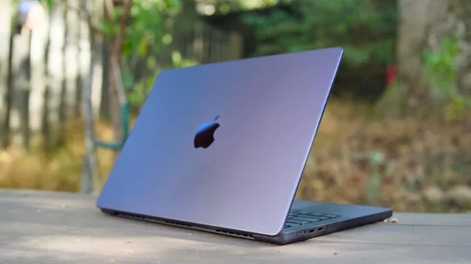 Thiết kế bên ngoài MacBook Pro M5